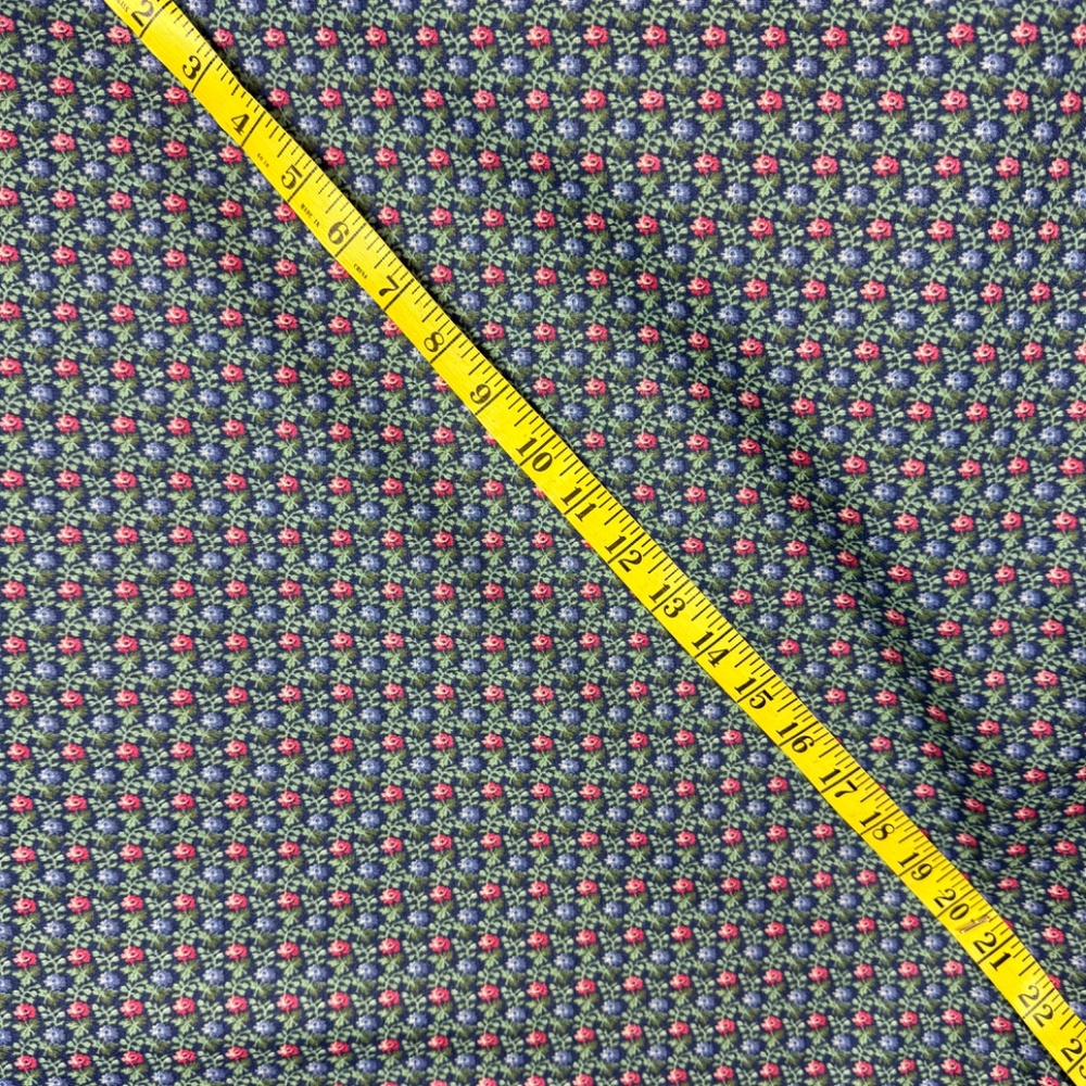 Crisp New Cotton Fabric 2 yds Pink Cabbage Roses on Blue Calico Quilting Quilt - Picture 7 of 12